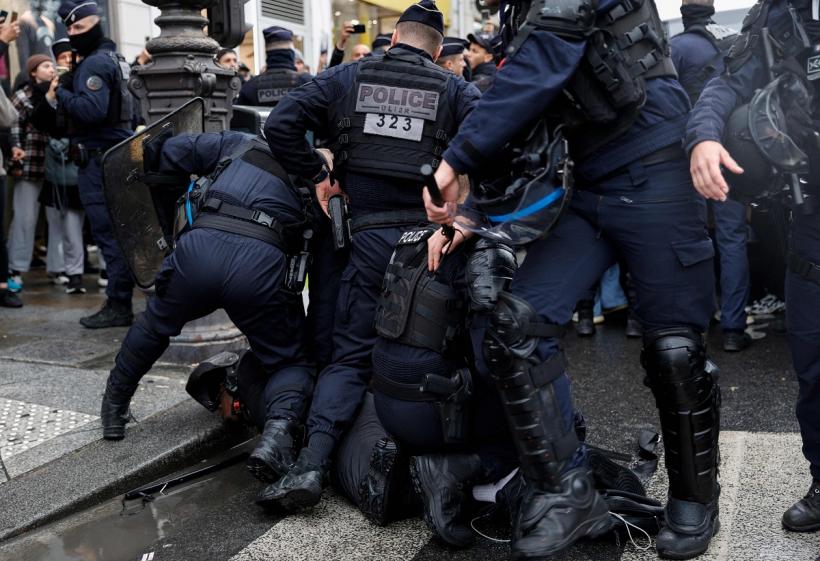 Ciocniri între fermieri și polițiști la un târg agricol din Paris, înainte de sosirea lui Macron