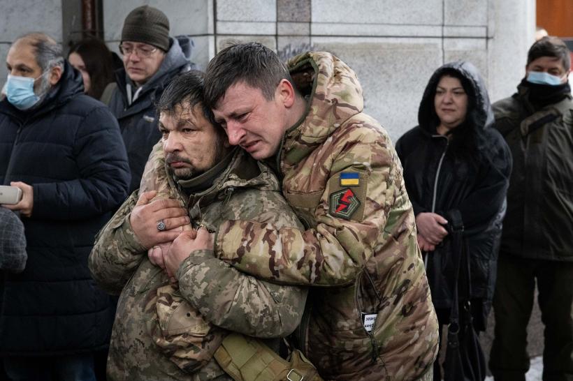 Familiile luptătorilor din Mariupol protestează la Kiev