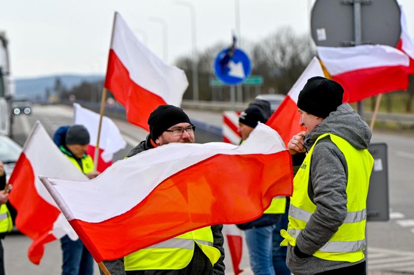 Fermierii polonezi suspendă temporar protestul de la frontiera cu Ucraina
