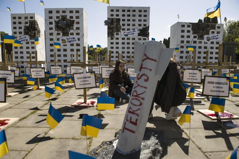 Protestatarii au aruncat bălegar în fața casei ambasadorului Rusiei din Polonia 18886291