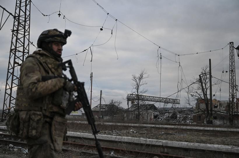 Șeful Armatei ucrainene și ministrul Apărării, în inspecție pe linia frontului 18886347