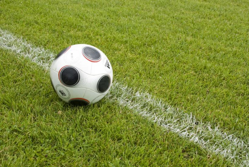 Un tânăr de 16 ani a murit în timp ce juca fotbal