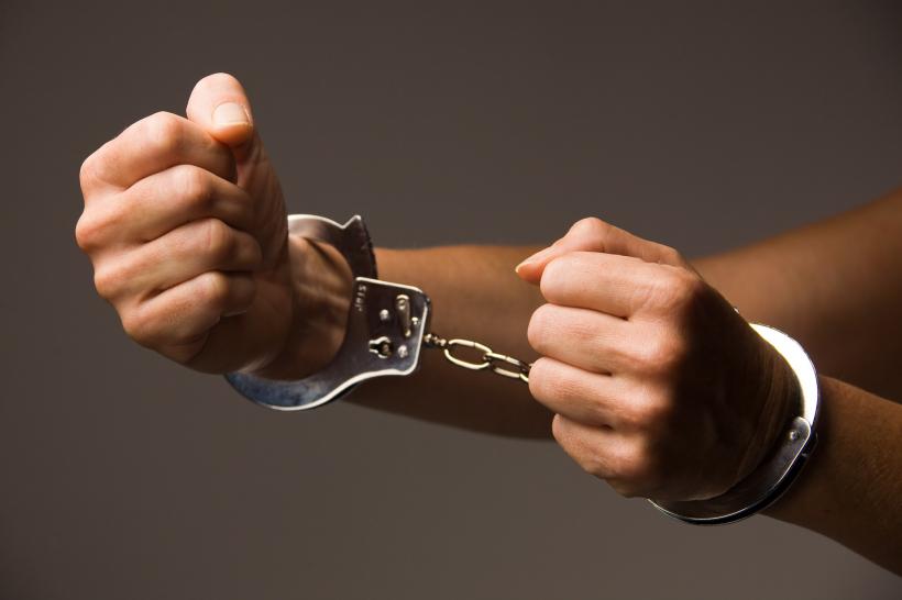 Un bărbat a fost arestat după ce ar fi exploatat sexual o fată de 15 ani