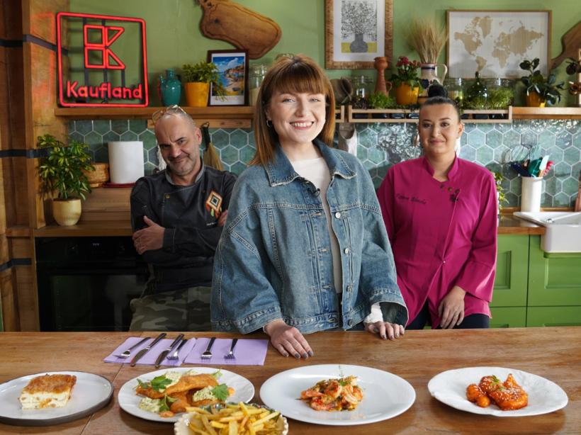 Chef Roxana Blenche și Chef Samuel Le Torriellec sunt gazdele noului sezon Hello Chef, ce va avea premiera sâmbătă, de la 14.30, la Antena 1 18886703