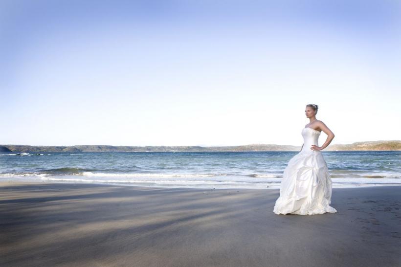 Nuntă de coșmar pentru o tânără mireasă: soacra i-a aruncat vopsea pe rochie și i-a furat pașaportul