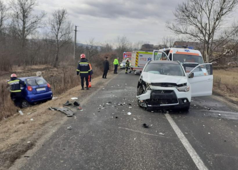 Accident în Hunedoara. Doi șoferi răniți, unul e inconștient