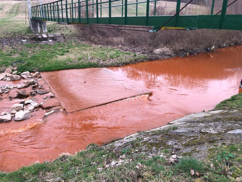 Alertă pe Valea Borod din județul Bihor! Apele au devenit roșii, după un cutremur în zonă