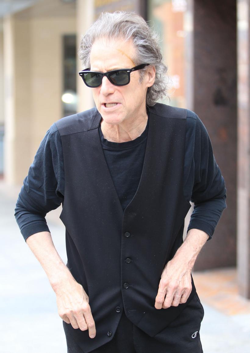 Celebrul actor și umorist Richard Lewis, cunoscut mai ales pentru rolul său din serialul Curb Your Enthusiasm, a murit la vârsta de 76 de ani 18887029