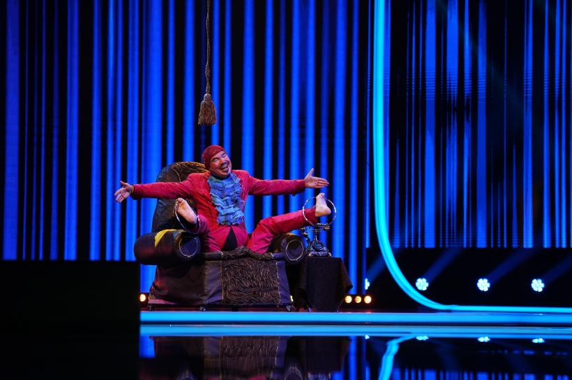 Juriul iUmor a amuțit în fața unui număr spectaculos de magie prezentat de doi artiști ucrainieni  Cheloo, în picioare pe întreaga durată a momentului de jurizare 18887101