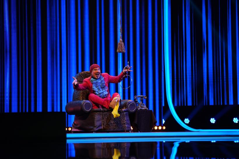 Juriul iUmor a amuțit în fața unui număr spectaculos de magie prezentat de doi artiști ucrainieni  Cheloo, în picioare pe întreaga durată a momentului de jurizare 18887102