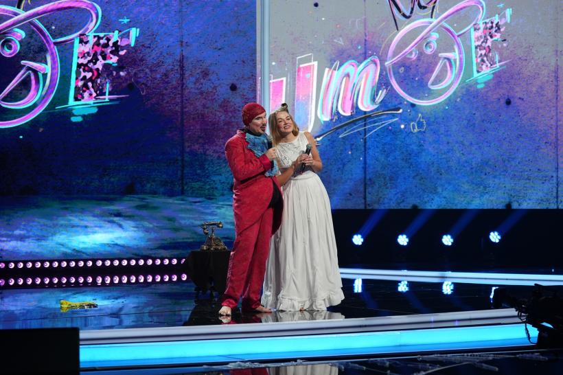 Juriul iUmor a amuțit în fața unui număr spectaculos de magie prezentat de doi artiști ucrainieni  Cheloo, în picioare pe întreaga durată a momentului de jurizare 18887103