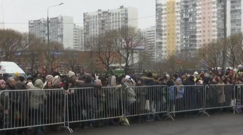 Mii de oameni au scandat numele lui Navalnîi la înmormântarea acestuia