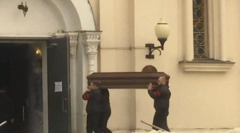 Mii de oameni au scandat numele lui Navalnîi la înmormântarea acestuia 18887396