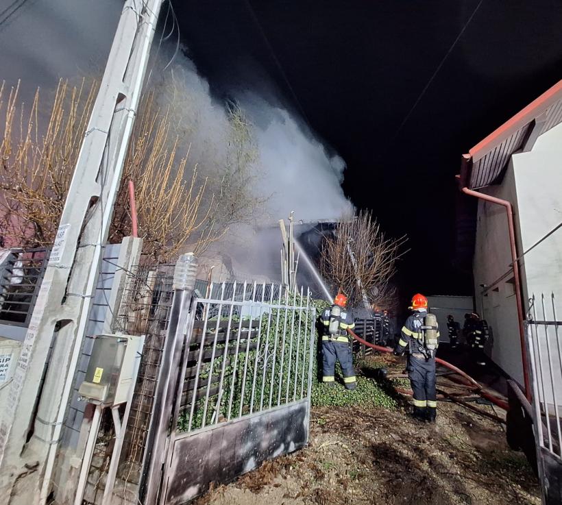 Incendiu la o casă din comuna Berceni. Opt persoane s-au autoevacuat