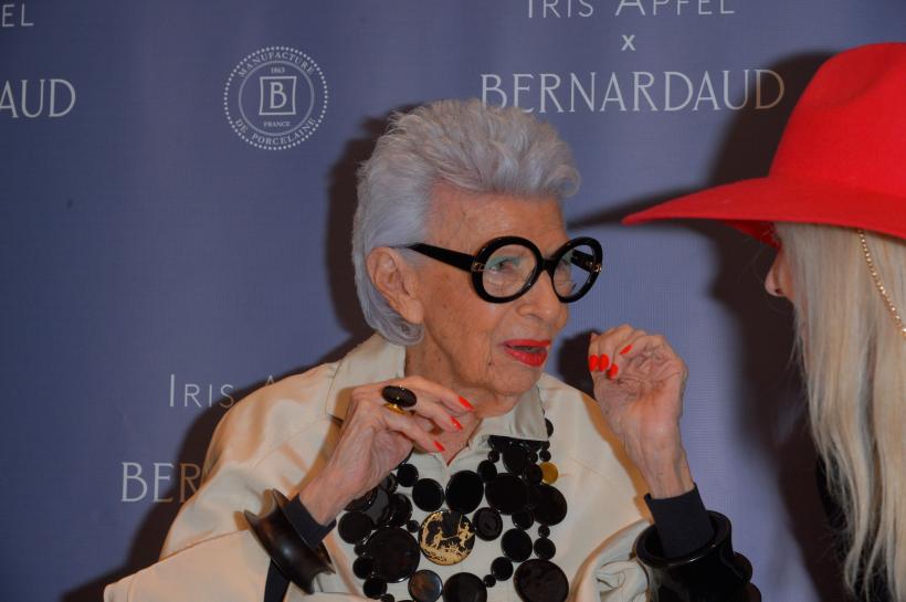 Excentrica Iris Apfel, simbol al modei și starletă geriatrică, a murit la vârsta de 102 ani