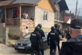 Bătaie cu lopeți, topoare și bolovani în Maramureș. Din 30 de scandalagii, 4 au ajuns la spital, iar 13 persoane au fost săltate de mascați