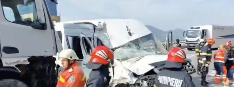 Patru persoane rănite, după ce două TIR-uri și o autoutilitară s-au ciocnit în Mehedinți 18887726