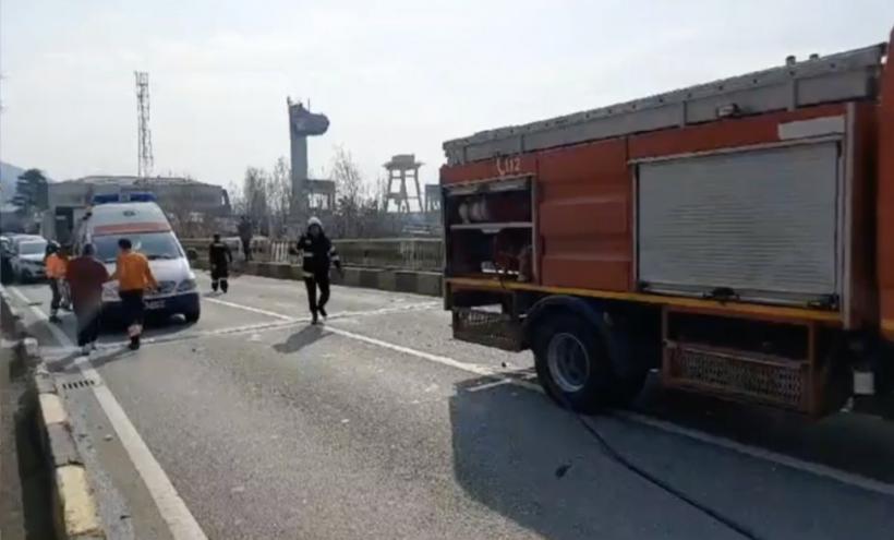 Patru persoane rănite, după ce două TIR-uri și o autoutilitară s-au ciocnit în Mehedinți 18887728