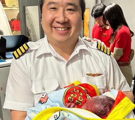 Sky Baby: Un pilot a ajutat la nașterea unui bebeluș în timpul zborului