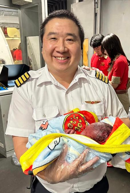 Sky Baby: Un pilot a ajutat la nașterea unui bebeluș în timpul zborului 18887828