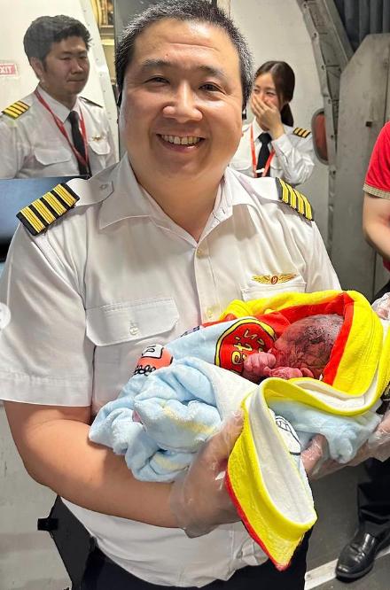 Sky Baby: Un pilot a ajutat la nașterea unui bebeluș în timpul zborului 18887829