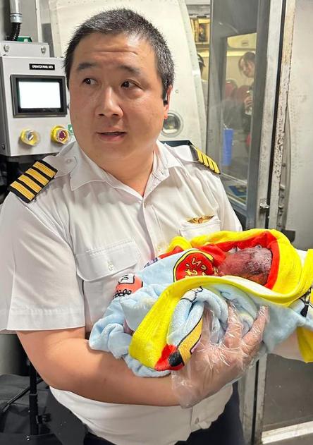 Sky Baby: Un pilot a ajutat la nașterea unui bebeluș în timpul zborului 18887830