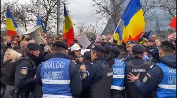 Incidente la Romexpo în timpul Congresului PPE: Protestatarii AUR au încercat să forțeze cordonul de jandarmi