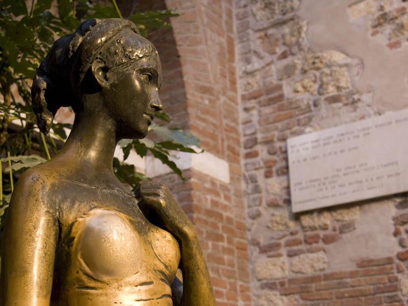 Statuia Julietei din Verona, deteriorată de atingerile turiştilor