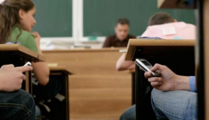 Județul care vrea să interzică telefoanele mobile în școli. Reacția elevilor și părinților