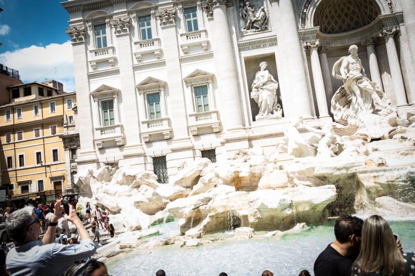 Ritual istoric: Unde ajung monedele aruncate în Fontana di Trevi din Roma. Turiștii lasă milioane de euro în celebra fântână 18888440