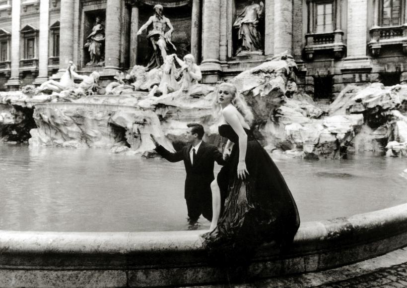 Ritual istoric: Unde ajung monedele aruncate în Fontana di Trevi din Roma. Turiștii lasă milioane de euro în celebra fântână 18888441