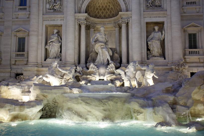Ritual istoric: Unde ajung monedele aruncate în Fontana di Trevi din Roma. Turiștii lasă milioane de euro în celebra fântână 18888442