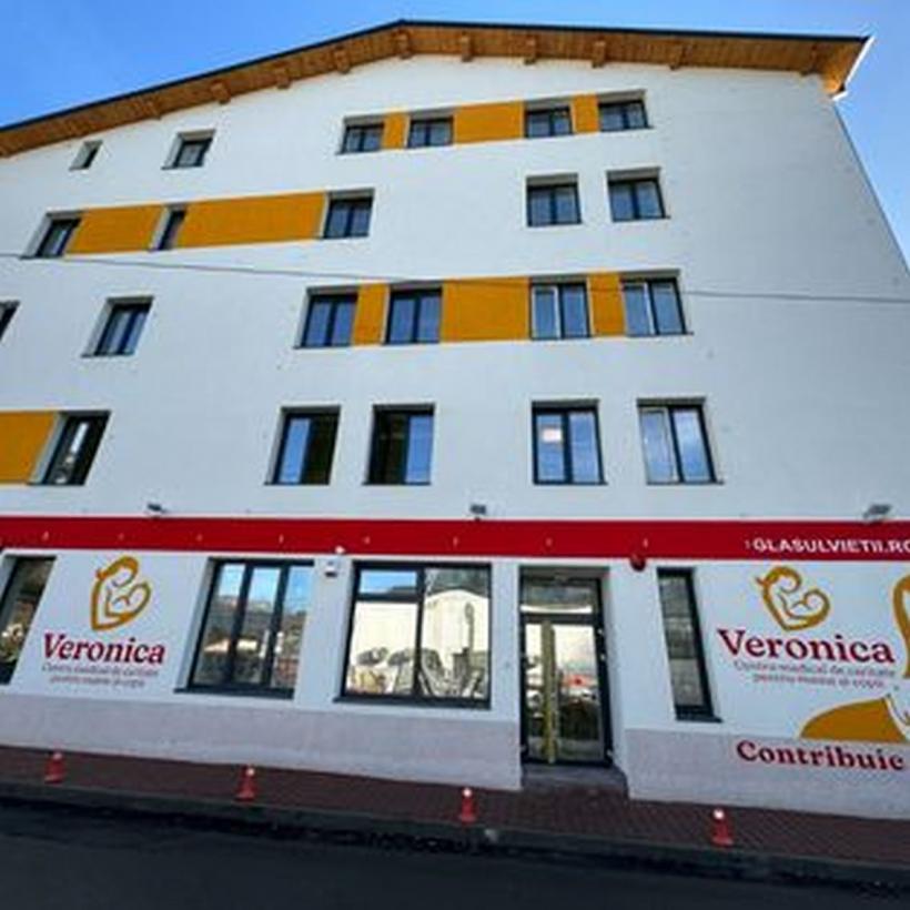 A fost inaugurat primul spital social din ţară construit din donaţii, Clinica Veronica  18888564