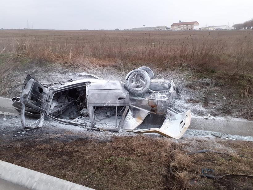 Un șofer a ars de viu după ce mașina pe care o conducea s-a răsturnat și a luat foc la Caracal