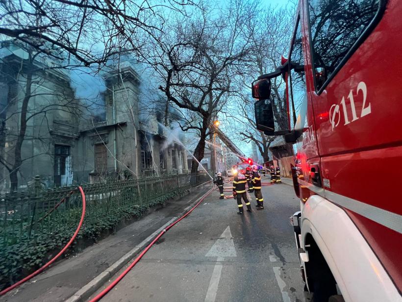 Incendiu puternic la un imobil dezafectat din Sectorul 2. Pompierii intervin cu 8 autospeciale 18888795