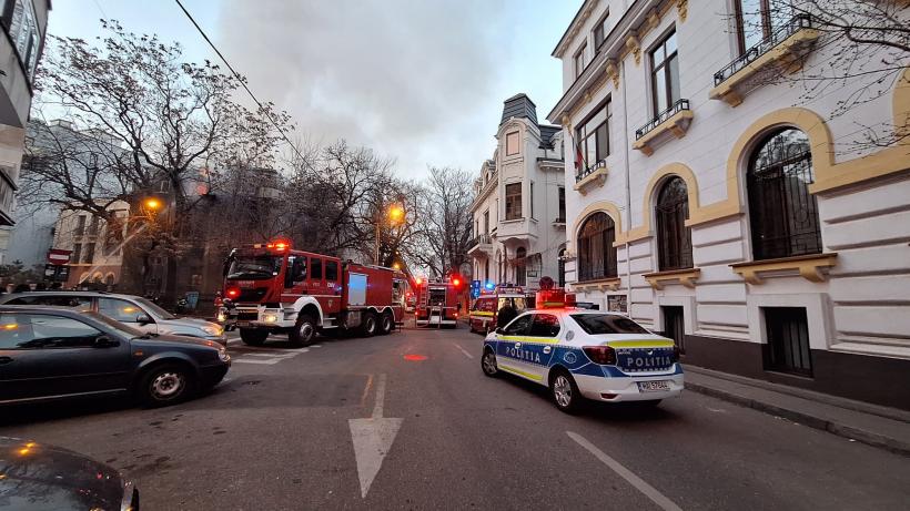 Incendiu puternic la un imobil dezafectat din Sectorul 2. Pompierii intervin cu 8 autospeciale 18888797
