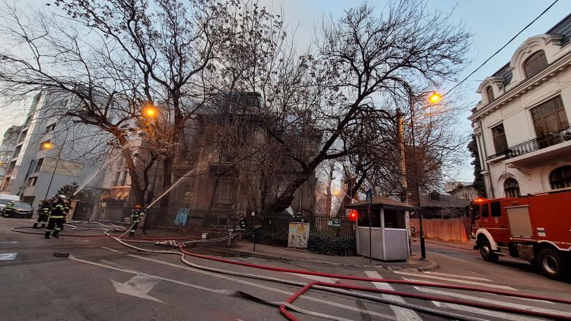 Incendiu puternic la un imobil dezafectat din Sectorul 2. Pompierii intervin cu 8 autospeciale 18888798