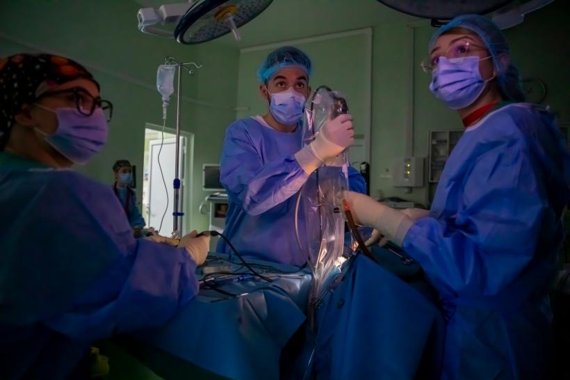 Premieră medicală în România. Operație pe creier prin pleoapă la Spitalul Militar „dr. Carol Davila” 18888709