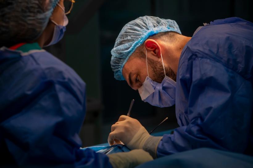 Premieră medicală în România. Operație pe creier prin pleoapă la Spitalul Militar „dr. Carol Davila” 18888711