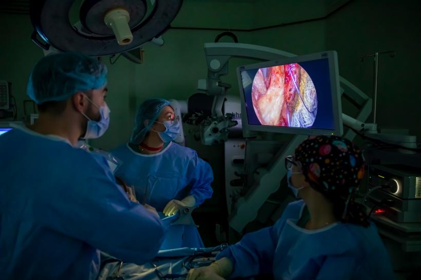 Premieră medicală în România. Operație pe creier prin pleoapă la Spitalul Militar „dr. Carol Davila”