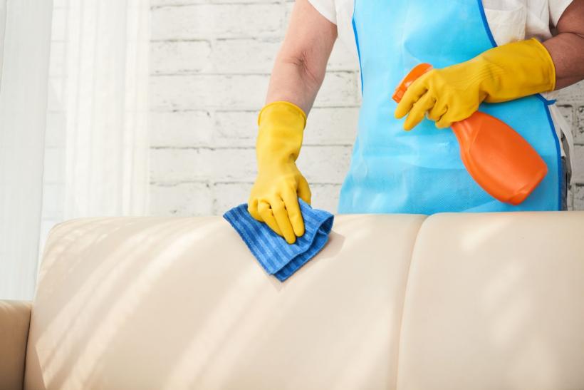 5 soluții eficiente pentru a te bucura de o canapea curată. Află cum să cureți și să îngrijești canapelele din material textil