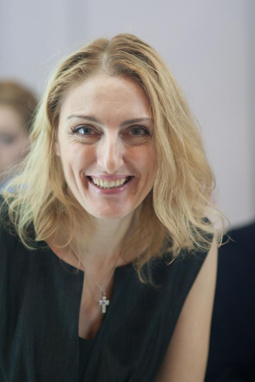 Dialog-inimă cu scriitoarea armeană Narine Abgarian: ​​​​​​​„Poți să te gândești la mine ca fiind un pic româncă” 18888760