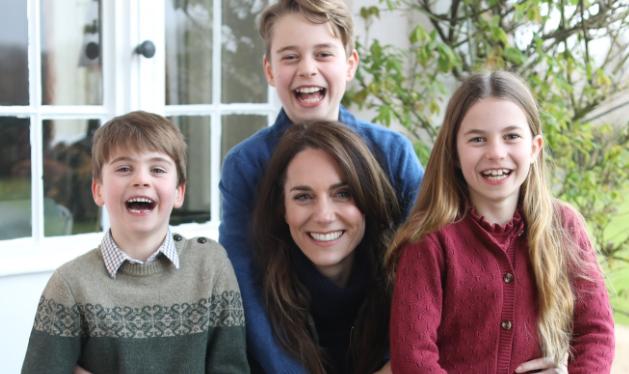 O poză oficială cu prințesa Kate și cei 3 copii, retrasă de 4 agenții de presă pentru că ar fi falsă