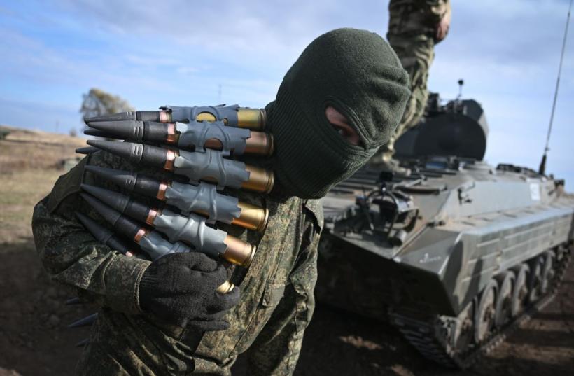 Rusia produce de trei ori mai multe proiectile de artilerie decât SUA și Europa împreună, pentru Ucraina
