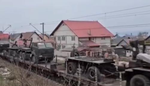 Un tren încărcat cu 32 lansatoare de rachete româneşti a fost filmat în drum spre Ucraina