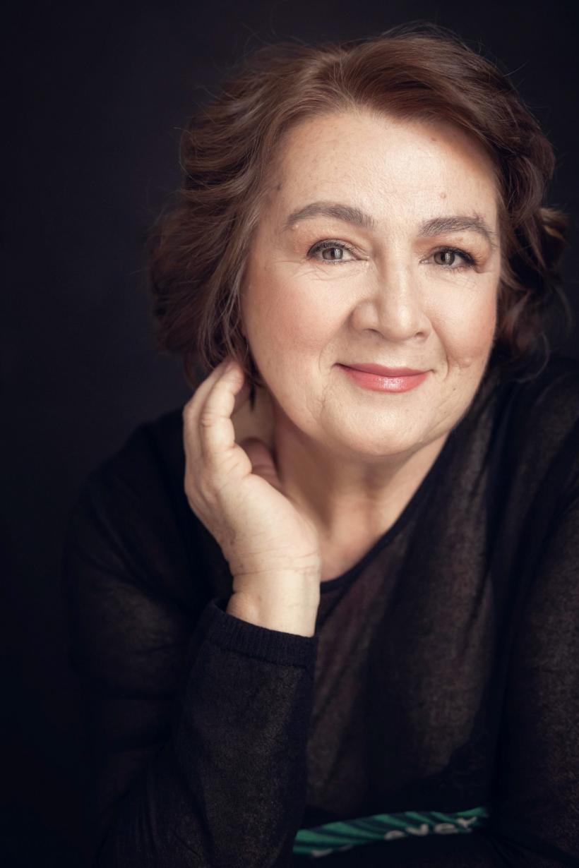 Lucia Ovezea publică un nou roman, Noaptea luminilor, care prilejuiește cititorilor un contact fascinant și inedit cu spiritualitatea indiană! 18889069