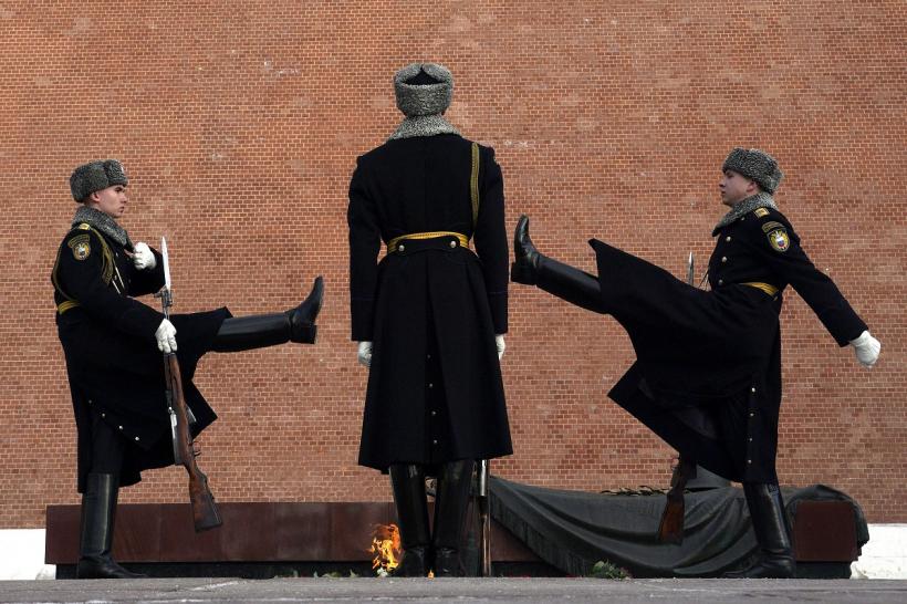 A început farsa alegerilor prezidențiale din Rusia 18889623