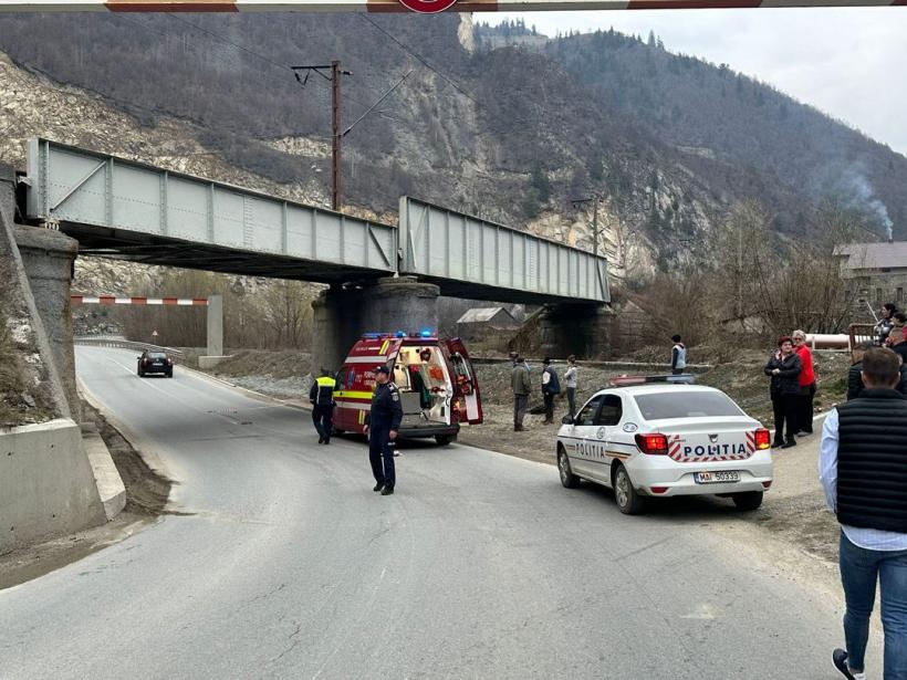 Un bărbat a murit după ce a intrat cu mopedul într-un stâlp de susținere a podului de cale ferată