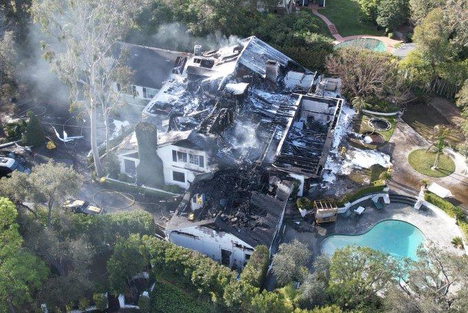 Luxoasa casă a supermodelului Cara Delevingne din Los Angeles a ars din temelii 18889814