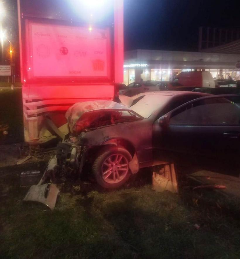 Un șofer a intrat cu mașina într-un panou publicitar din Piatra Neamț